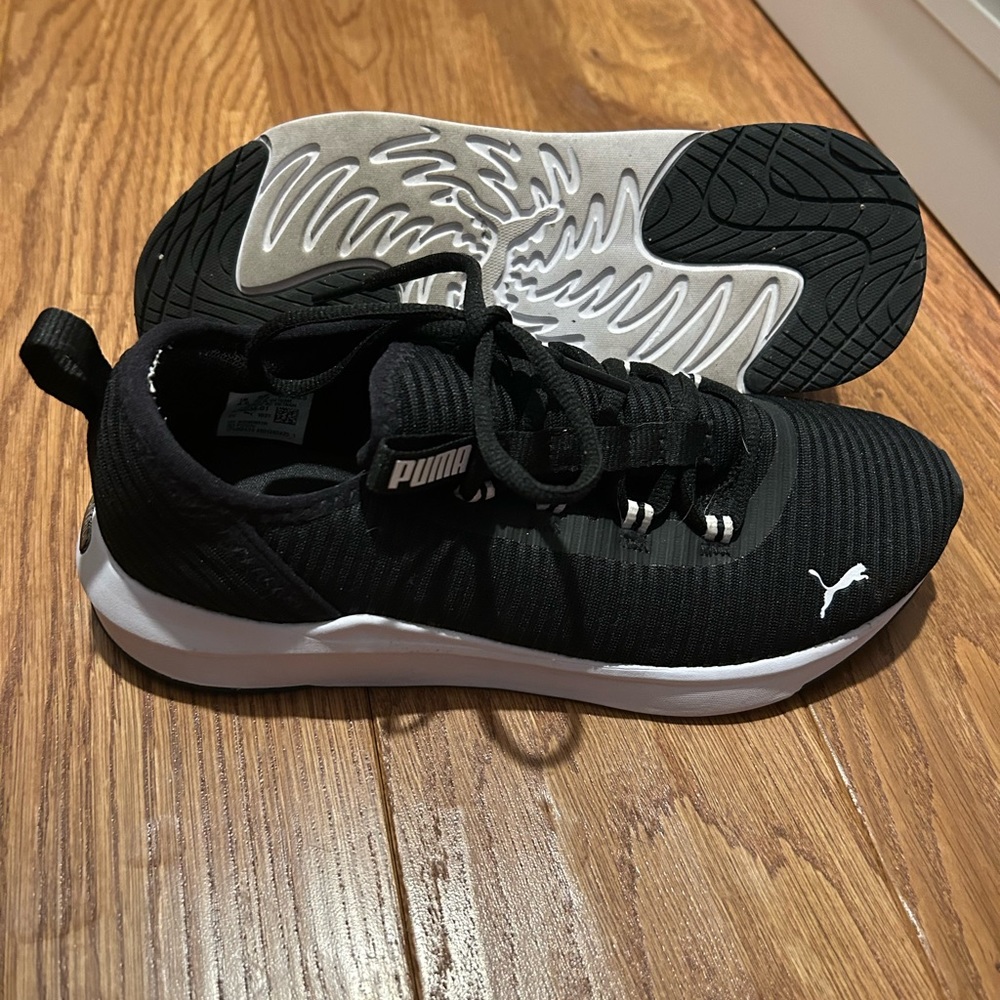 Women’s Black Puma Sneakers Size 6.5